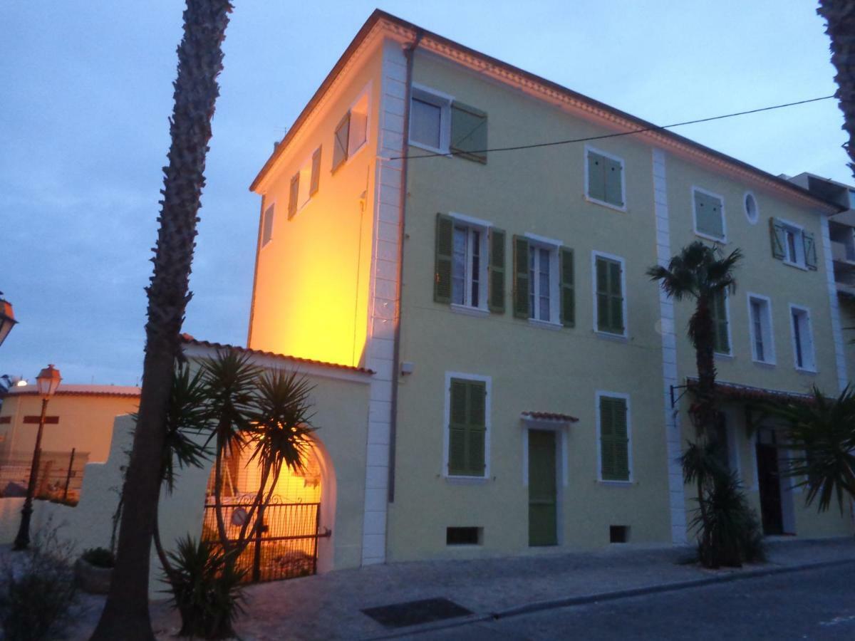 Hotel L'Ilot Fleuri Le Lavandou Exterior foto